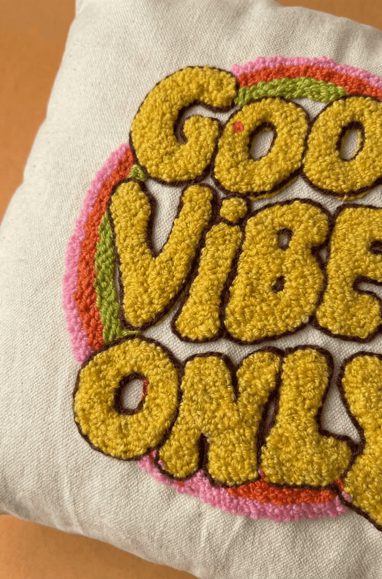 Nakış İşlemeli Kırlent Kılıfı - Good Vibes Only