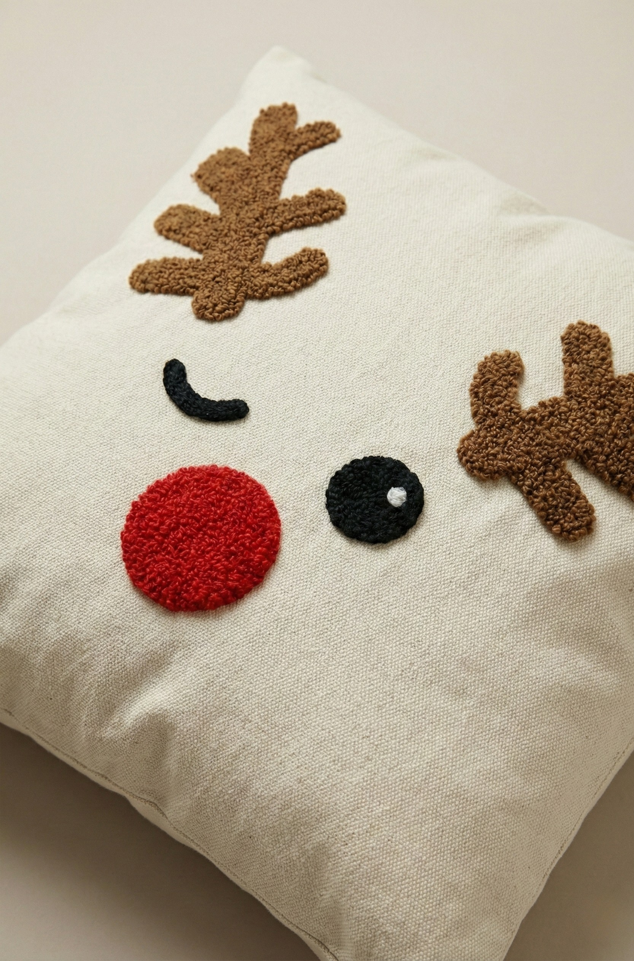 Yılbaşı Desenli Nakış İşlemeli Kırlent Kılıfı - Noel Geyik