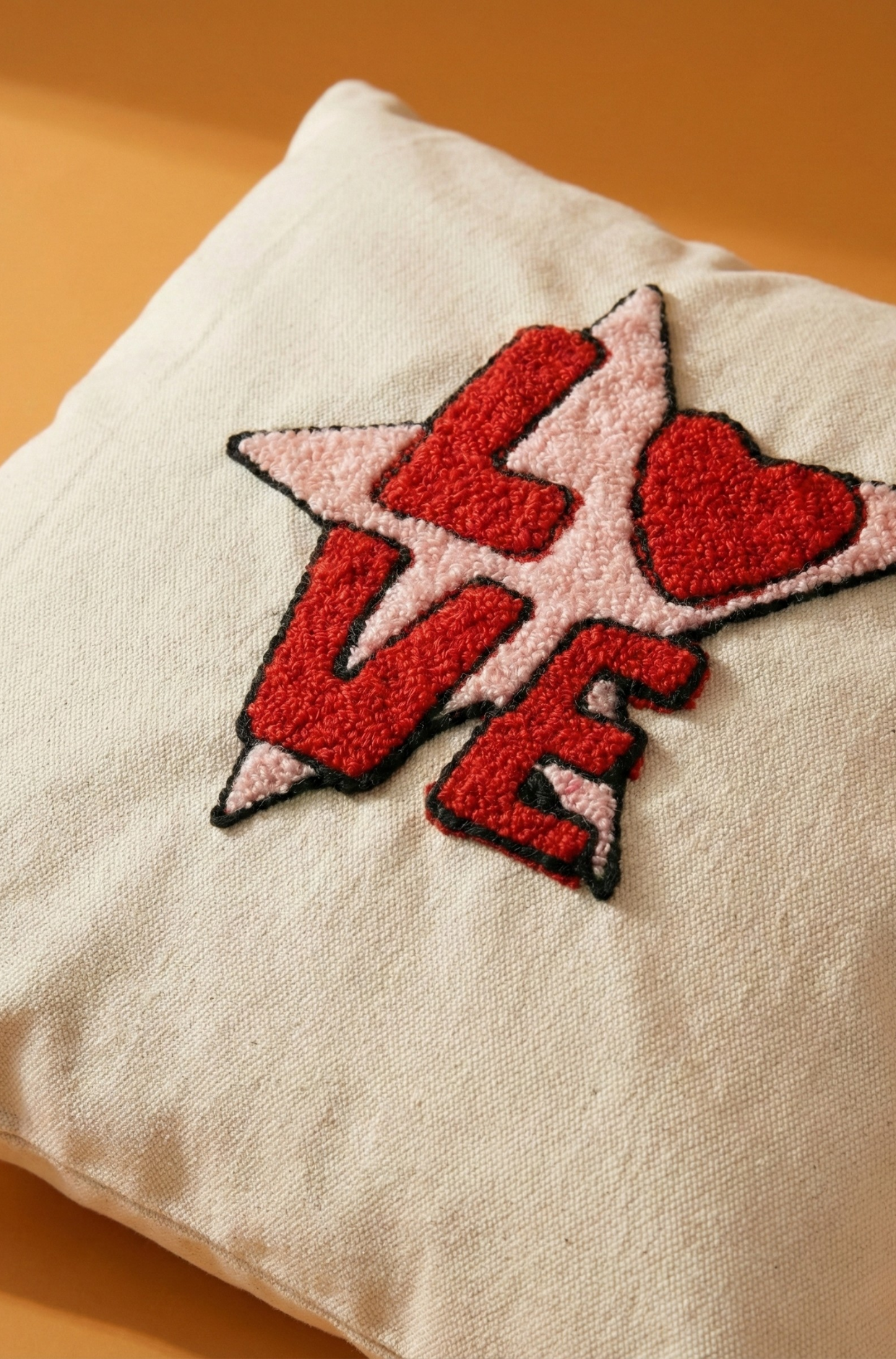 Nakış İşlemeli Kırlent Kılıfı - Love Desenli