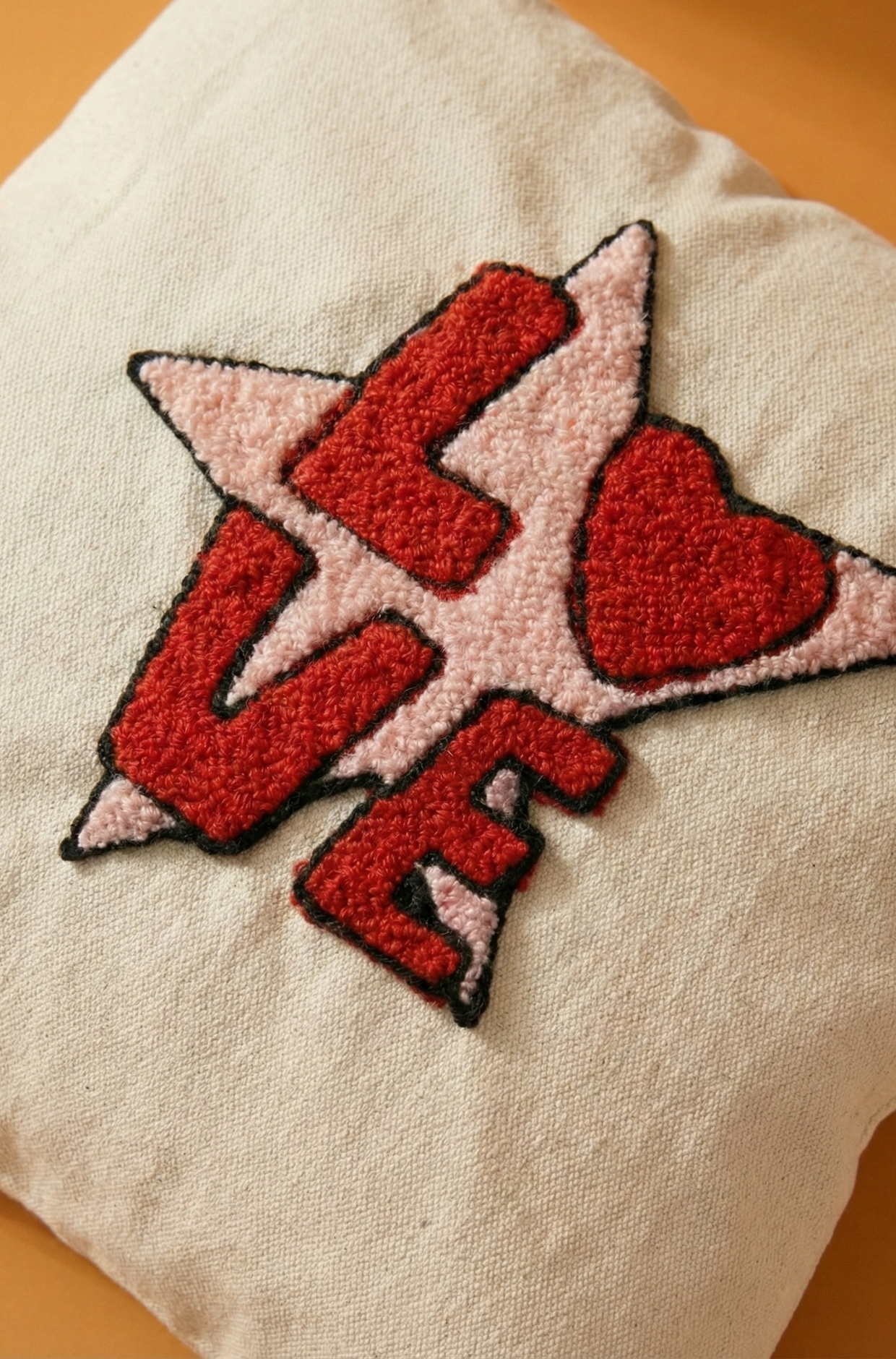 Nakış İşlemeli Kırlent Kılıfı - Love Desenli