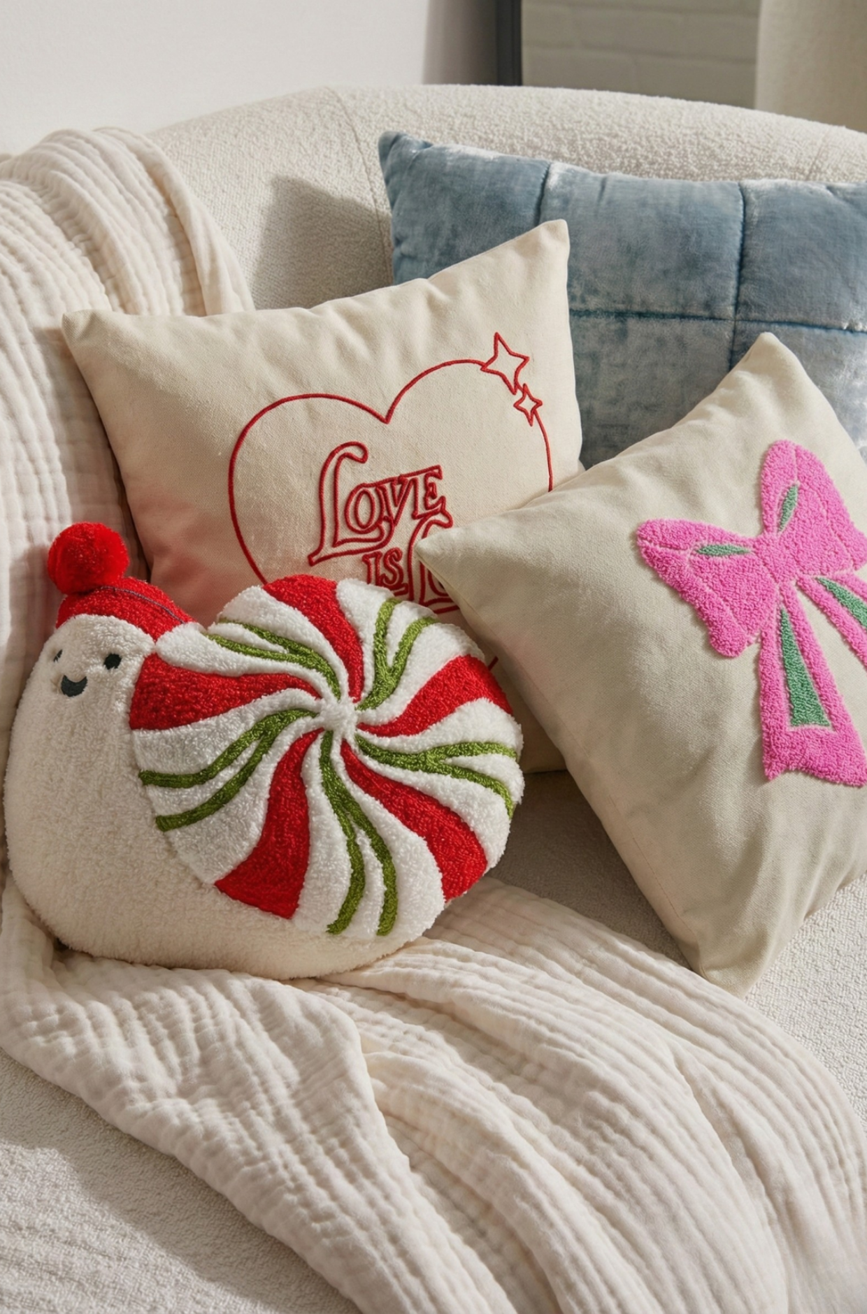 Sevgililer Günü Nakış İşlemeli Kırlent Kılıfı - Love is Love