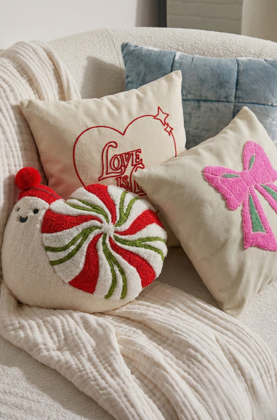 Sevgililer Günü Nakış İşlemeli Kırlent Kılıfı - Love is Love