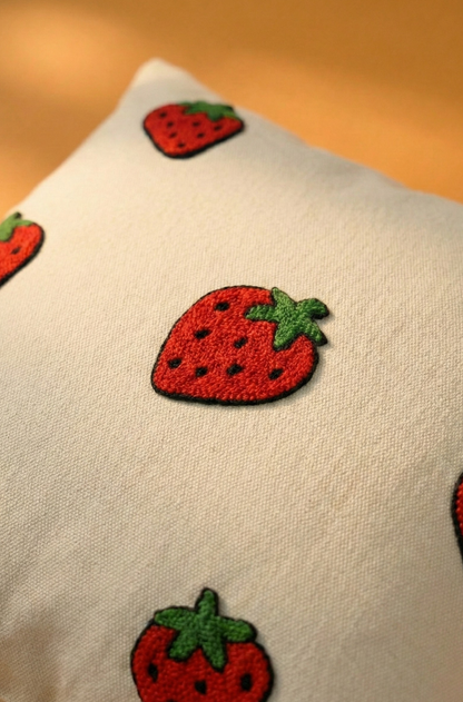 Nakış İşlemeli Kırlent Kılıfı - Çilek Desenli