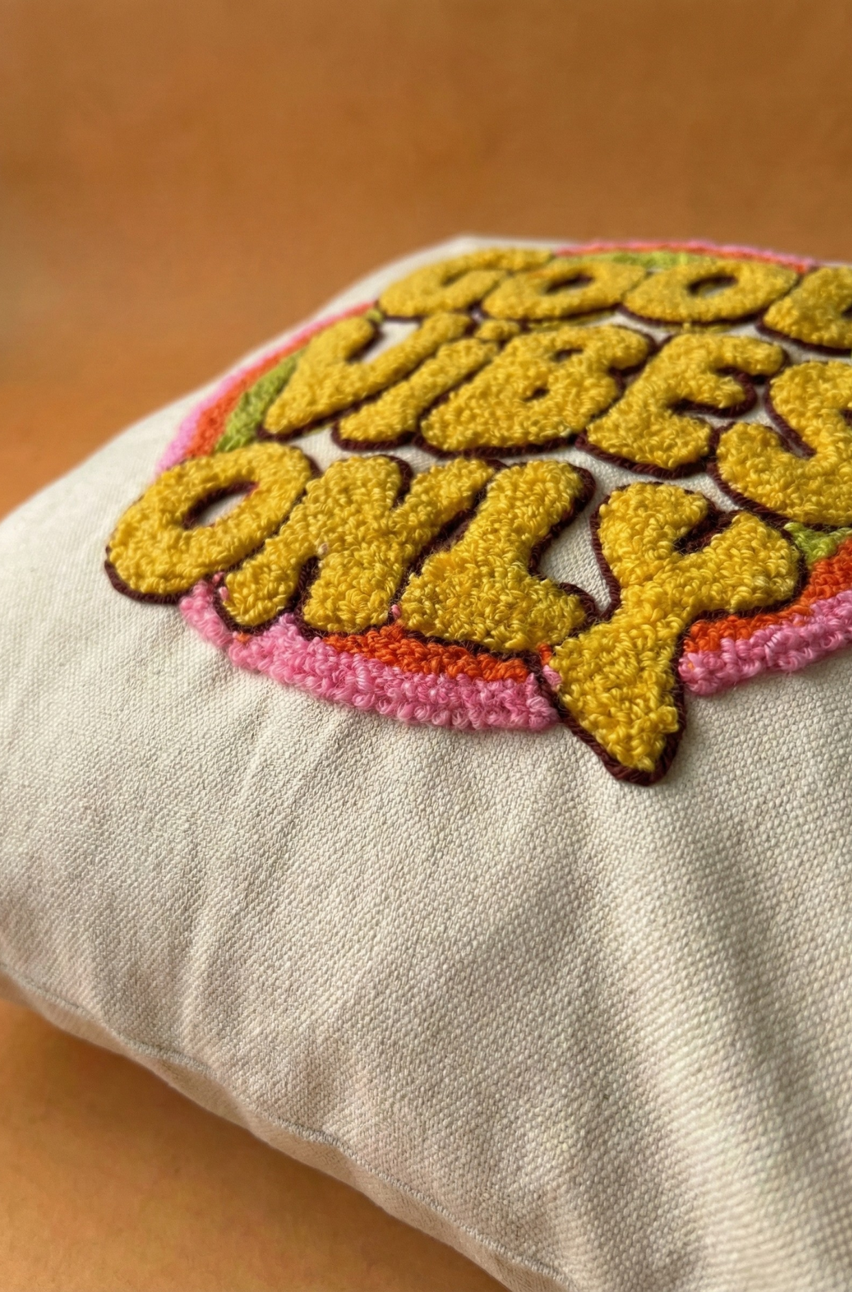 Nakış İşlemeli Kırlent Kılıfı - Good Vibes Only