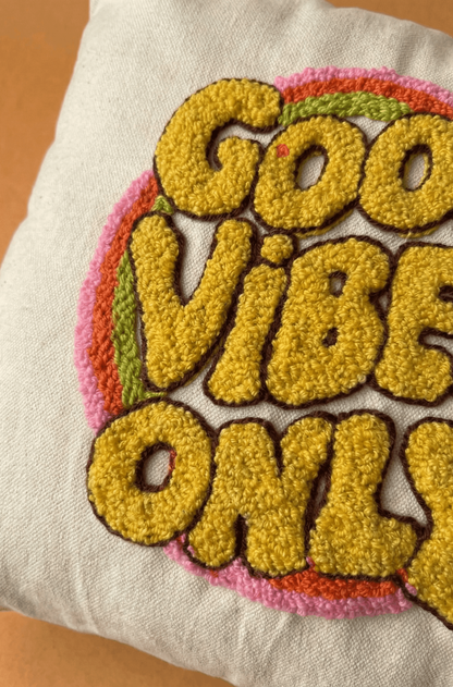Nakış İşlemeli Kırlent Kılıfı - Good Vibes Only